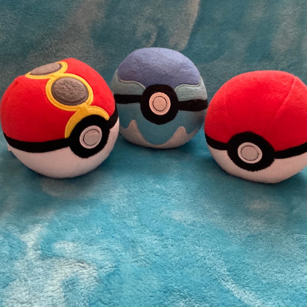 💕 Preloved Set Of 3 Pokémon Balls 🔴⚪️🔵